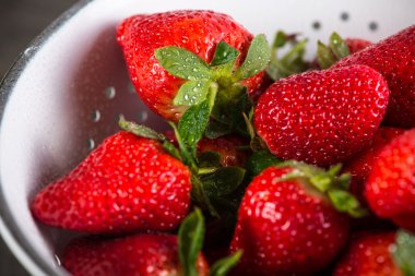 Hala ıslak taze Olgun tatlı çilek, sadece temiz