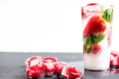 Buz küp üzerinde beyaz izole kopya alanı ile Dondurulmuş çilek