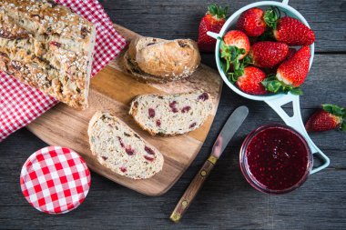 Taze ev yapımı çilek reçelli ekmek yaymak