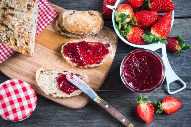 çilek reçeli ile sağlıklı kahvaltı havai görünümü