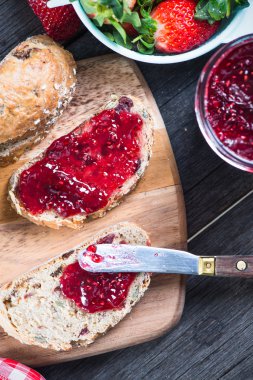 çilek reçeli ile sağlıklı kahvaltı havai görünümü