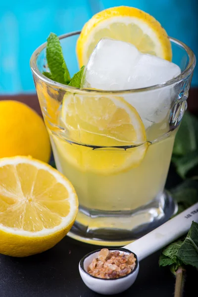 Refreshing lemonade with fresh citrus , mint and ice in glass — Stock Photo, Image