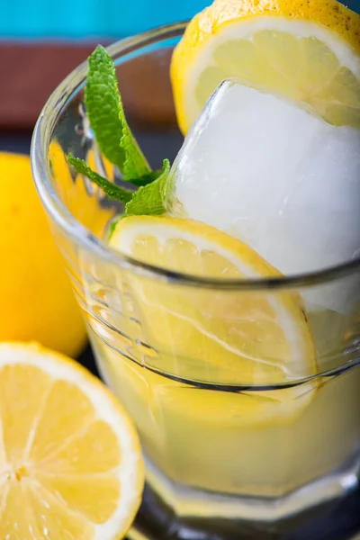 Refreshing lemonade with fresh citrus , mint and ice in glass — Stock Photo, Image