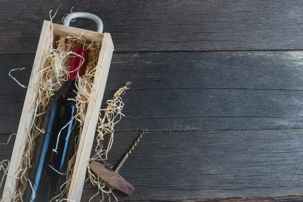 Caixa de vinho de madeira vintage e saca-rolhas de cima — Fotografia de Stock