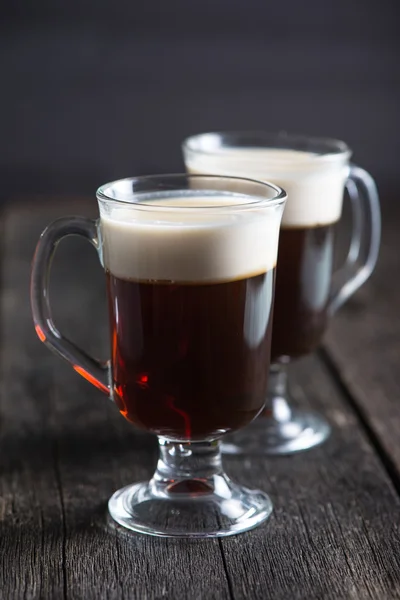 Крепкий ирландский кофе на деревянном столе — стоковое фото