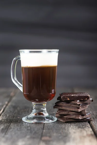 Kopi Irlandia beralkohol dengan cokelat hitam — Stok Foto