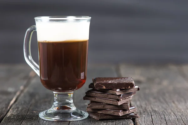 Alcoholic irish coffee with dark chocolate — Stock Photo, Image