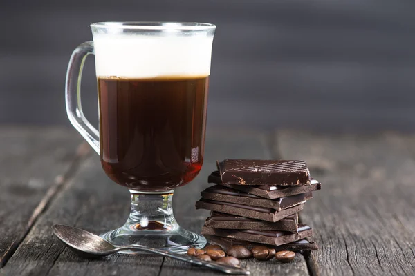 Café irlandés alcohólico con chocolate negro y granos de café — Foto de Stock