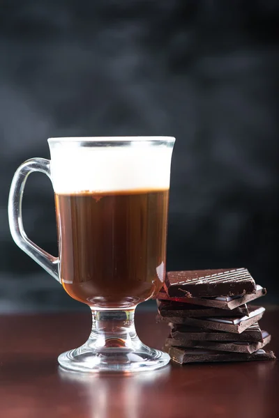 Tradiční silná irská káva na dřevěný bar s tmavě chocolat — Stock fotografie