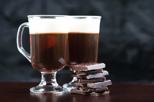 Traditionele sterke Ierse koffie op houten balk met donkere chocolade — Stockfoto