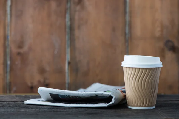 Kaffee und Zeitung mitnehmen — Stockfoto