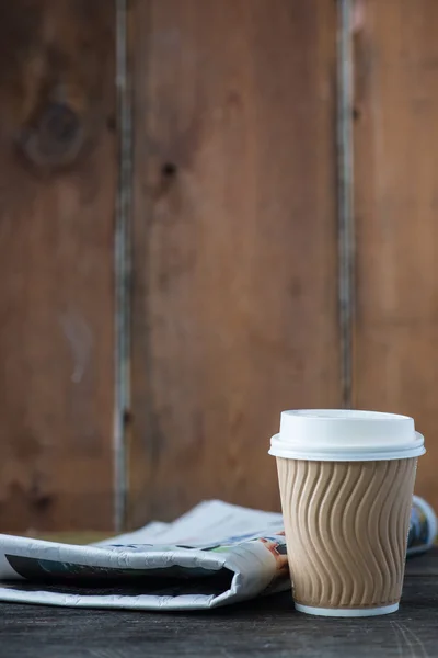 Leve café e jornal — Fotografia de Stock