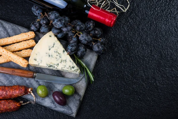 Placa de mármore com seleção de queijo, vinho e uvas — Fotografia de Stock