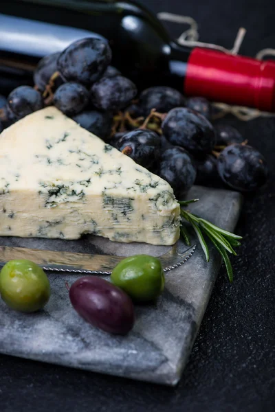 치즈 선택, 와인, 포도와 대리석 보드 — 스톡 사진