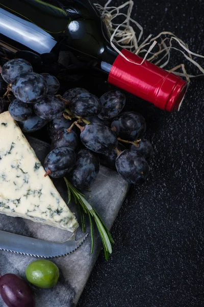 Marmorplatte mit Käseauswahl, Wein und Trauben — Stockfoto