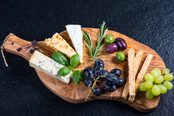 Rustic board with cheese selection,tapas style appetizer — Stock Photo, Image