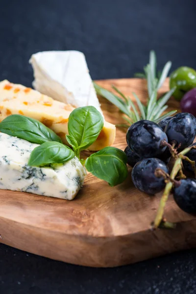 Placa rústica com seleção de queijo, aperitivo estilo tapas — Fotografia de Stock