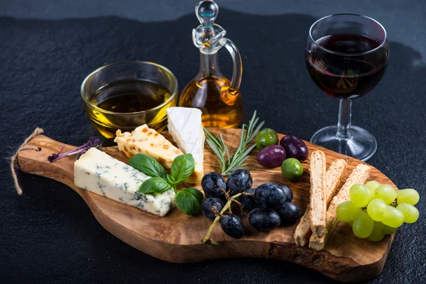 Placa rústica com seleção de queijo, aperitivo estilo tapas — Fotografia de Stock