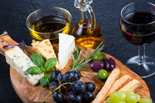 Placa rústica com seleção de queijo, aperitivo estilo tapas — Fotografia de Stock