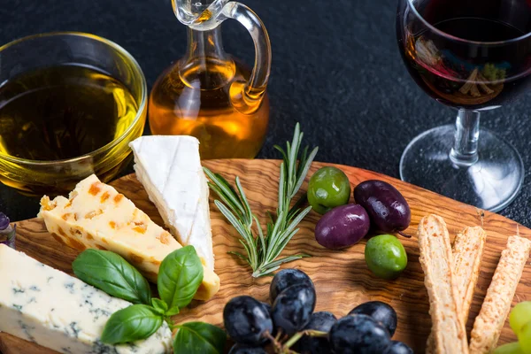 Tapas mit Käse, Oliven und Wein — Stockfoto
