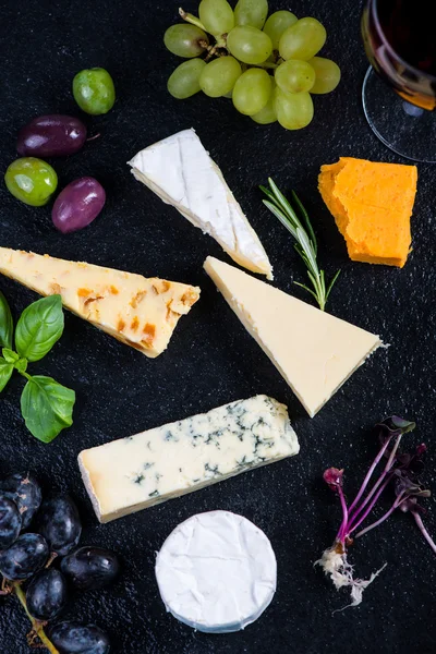Placa de estilo Tapas com queijo, azeitonas e vinho — Fotografia de Stock