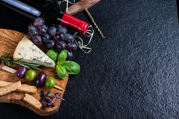 食品背景、チーズ ハーブとワインで素朴なボード — ストック写真