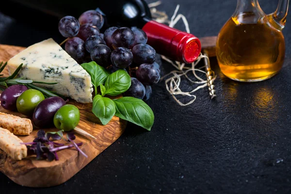 음식 배경, 치즈 허브와 와인 소박한 보드 — 스톡 사진