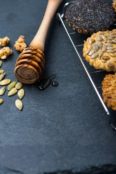 Домашнє здорове печиво з насінням і медом на охолоджувальному лотку — стокове фото