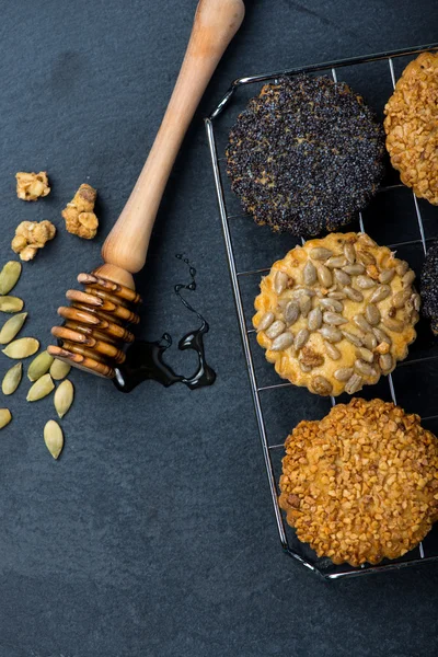 Biscoito saudável caseiro com sementes e mel na bandeja de resfriamento — Fotografia de Stock