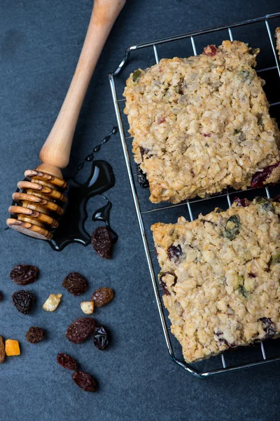 Homemade muesli and oat cookies with fruits and honey — Stock Photo, Image