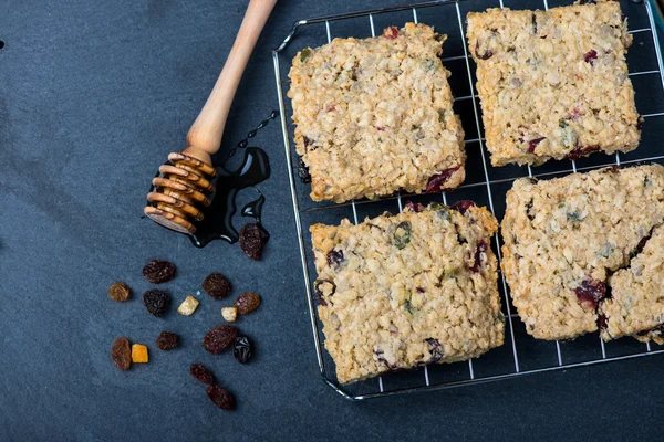 Biscoitos caseiros de muesli e aveia com frutas e mel — Fotografia de Stock