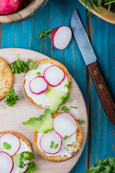 preparation of salty crackers with fresh radish