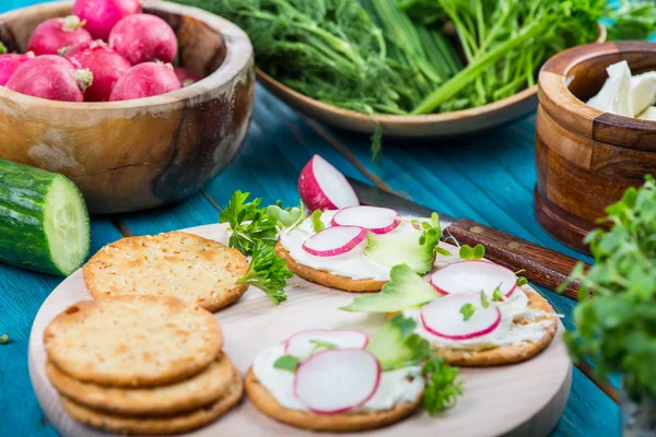 Preparação de biscoitos finos salgados com rabanete fresco — Fotografia de Stock