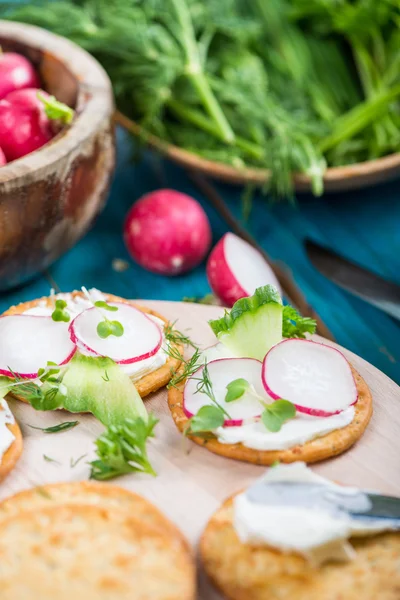 Healthy snacks,crackers with cottage cheese and fresh vegetables — Stock Photo, Image