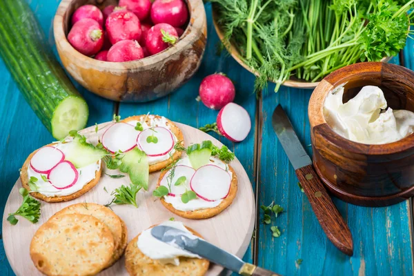 Sunne snacks, kjeks med cottage cheese og friske grønnsaker – stockfoto