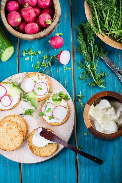 Lanches saudáveis, biscoitos com queijo cottage e legumes frescos — Fotografia de Stock