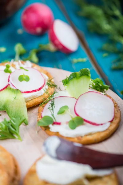 Gezonde snacks, crackers met cottage kaas en verse groenten — Stockfoto