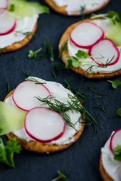 Biscoitos com queijo cottage, rabanete, pepino decorado com cr — Fotografia de Stock