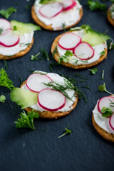 Crackers with cottage cheese, radish, cucumber decorated with cr — Stock Photo, Image