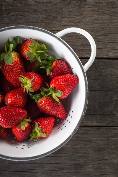 Zoete rijpe aardbeien in rustieke vergiet — Stockfoto