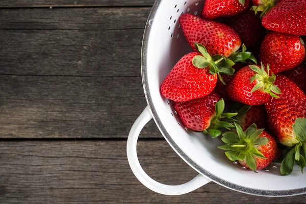 甜草莓成熟在乡村漏勺 — 图库照片