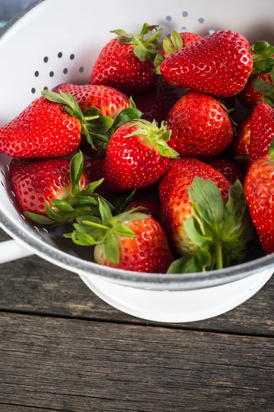 Fresas dulces maduras en colador rústico — Foto de Stock