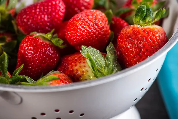 Fresas dulces maduras frescas, solo limpias aún húmedas —  Fotos de Stock