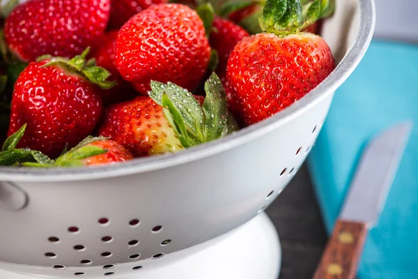 Fresas dulces maduras frescas, solo limpias aún húmedas —  Fotos de Stock