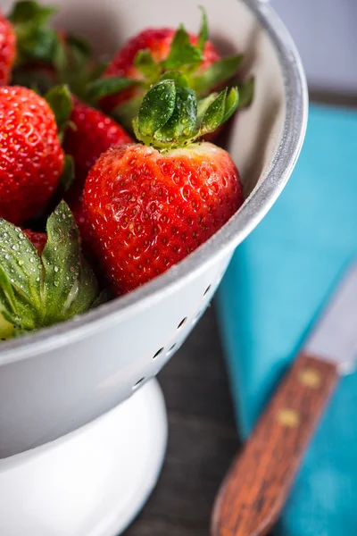 Fresas dulces maduras frescas, solo limpias aún húmedas —  Fotos de Stock