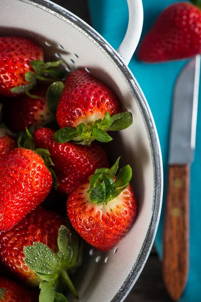 Verse net schoon natte aardbeien in rustieke vergiet — Stockfoto