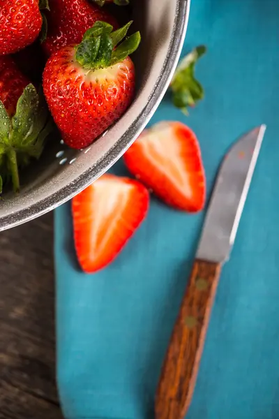 Verse aardbeien, snijd in tweeën — Stockfoto