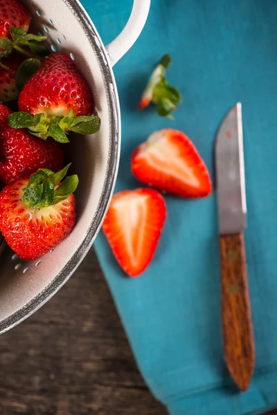 Färska jordgubbar halveras — Stockfoto