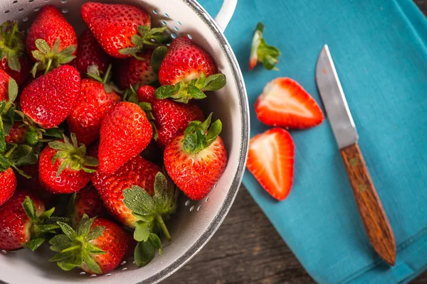 Verse net schoon natte aardbeien in rustieke vergiet — Stockfoto