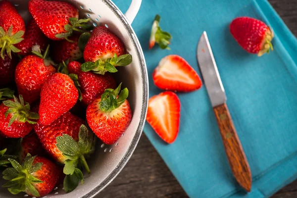 Verse net schoon natte aardbeien in rustieke vergiet — Stockfoto